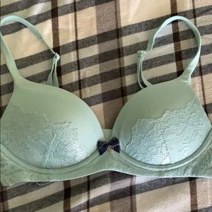 NWOT VS wire free bra